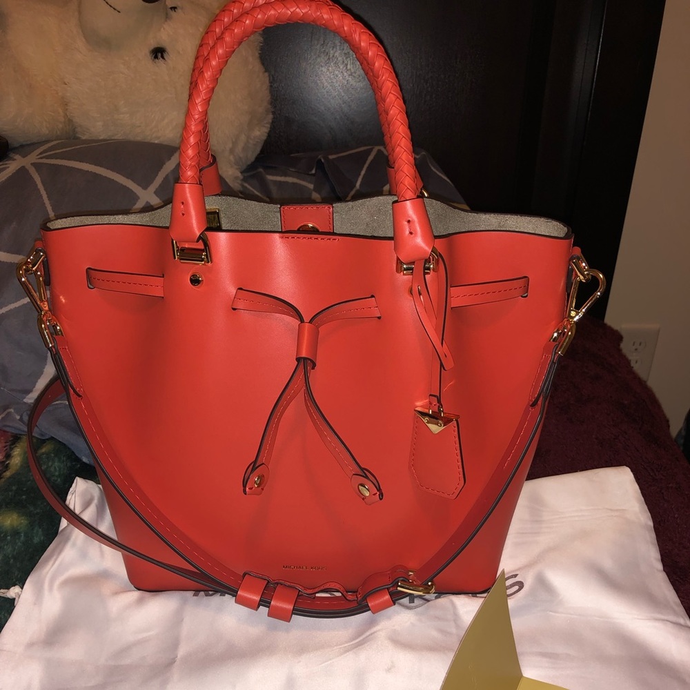 NWOT MK medium Blakey bucket bag